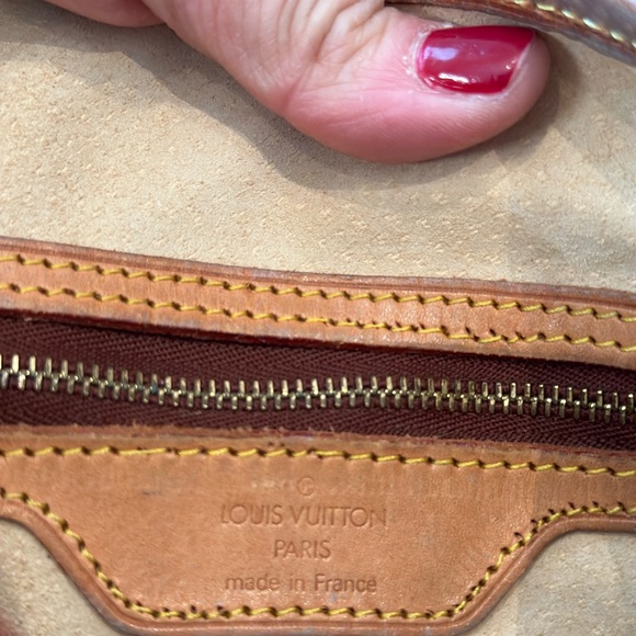 1. LOUIS VUITTON MONOGRAM PETIT BUCKET BAG. - Picture 4 of 14